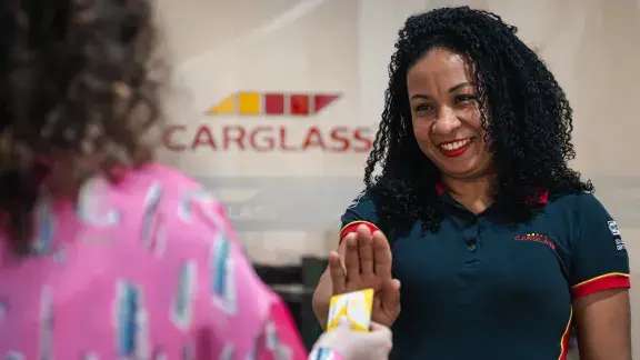 Técnico Carglass que trata de Processos de quebra de vidro com as Seguradoras