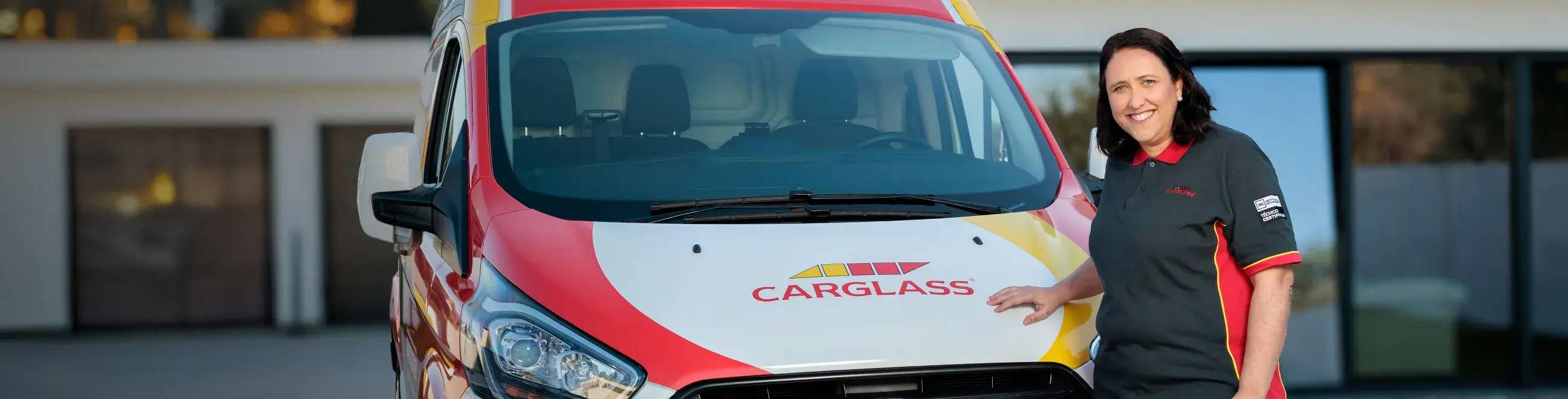 Técnico de reparação vidro auto junto a carrinha Carglass