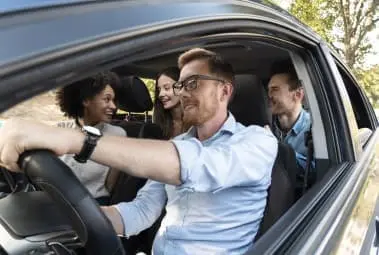 pessoas a partilhar viagem de carro em carpooling 
