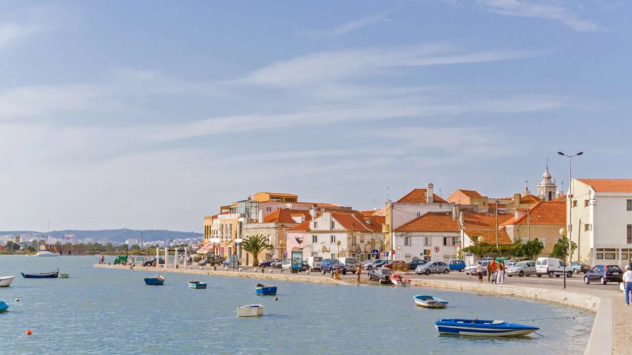 paredão da baía do seixal com barcos