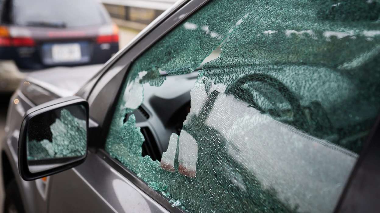 vidro do carro do lado do condutor partido em tentativa de roubo
