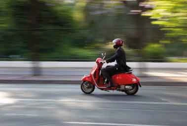 ciclomotor-circular-em-autoestrada