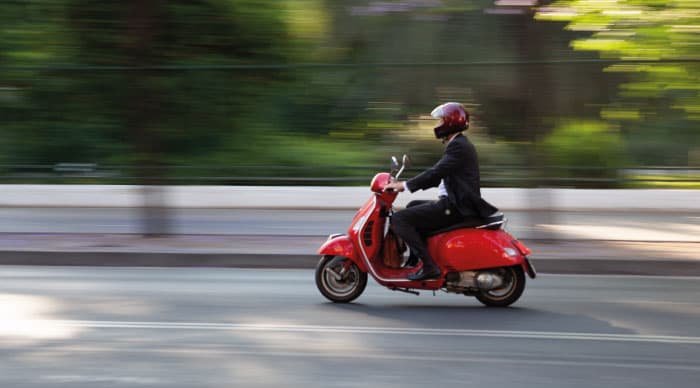 ciclomotor-circular-em-autoestrada